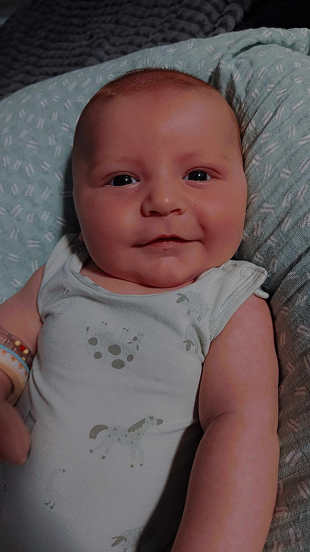 Mathias a rejoint le concours — aidez-le/la à gagner de superbes lots ! baby, infant, smiling, face, arm, onesie, clothing, cushion, pattern, soft_texture, close_up, comfort, child, cute, indoor, portrait, skin, expression, happy, newborn