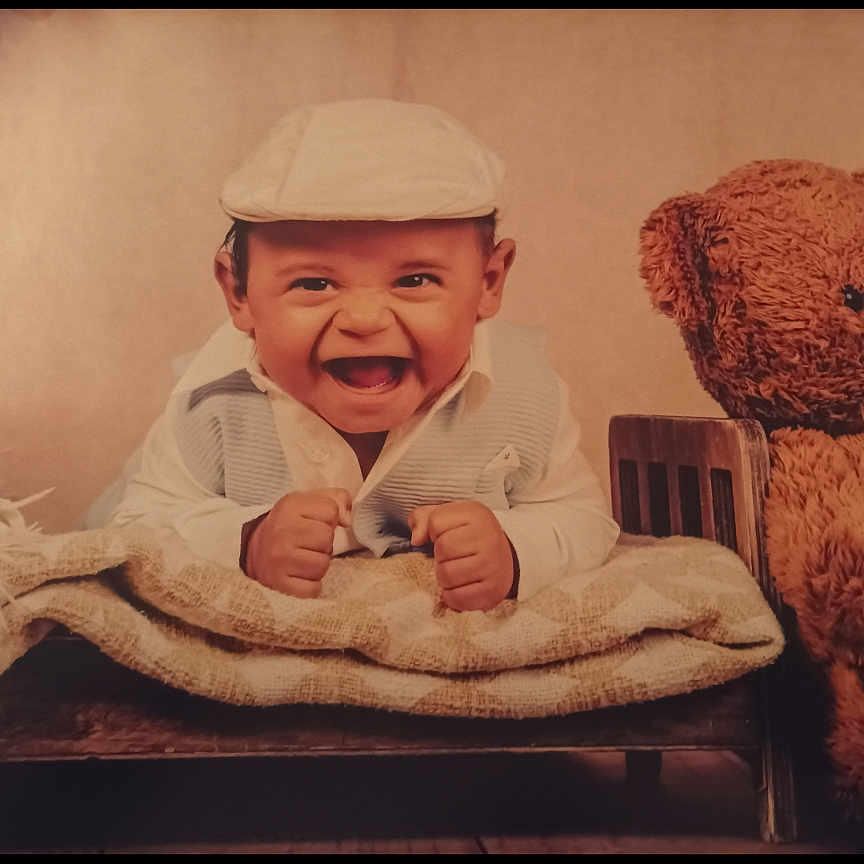 Kaysonn a rejoint le concours — aidez-le/la à gagner de superbes lots ! baby, bed, blanket, cap, child, clothing, cozy, cute, happy, indoor, infant, laughing, portrait, smiling, soft_lighting, stuffed_animal, teddy_bear, vest, wooden_bed, young_child
