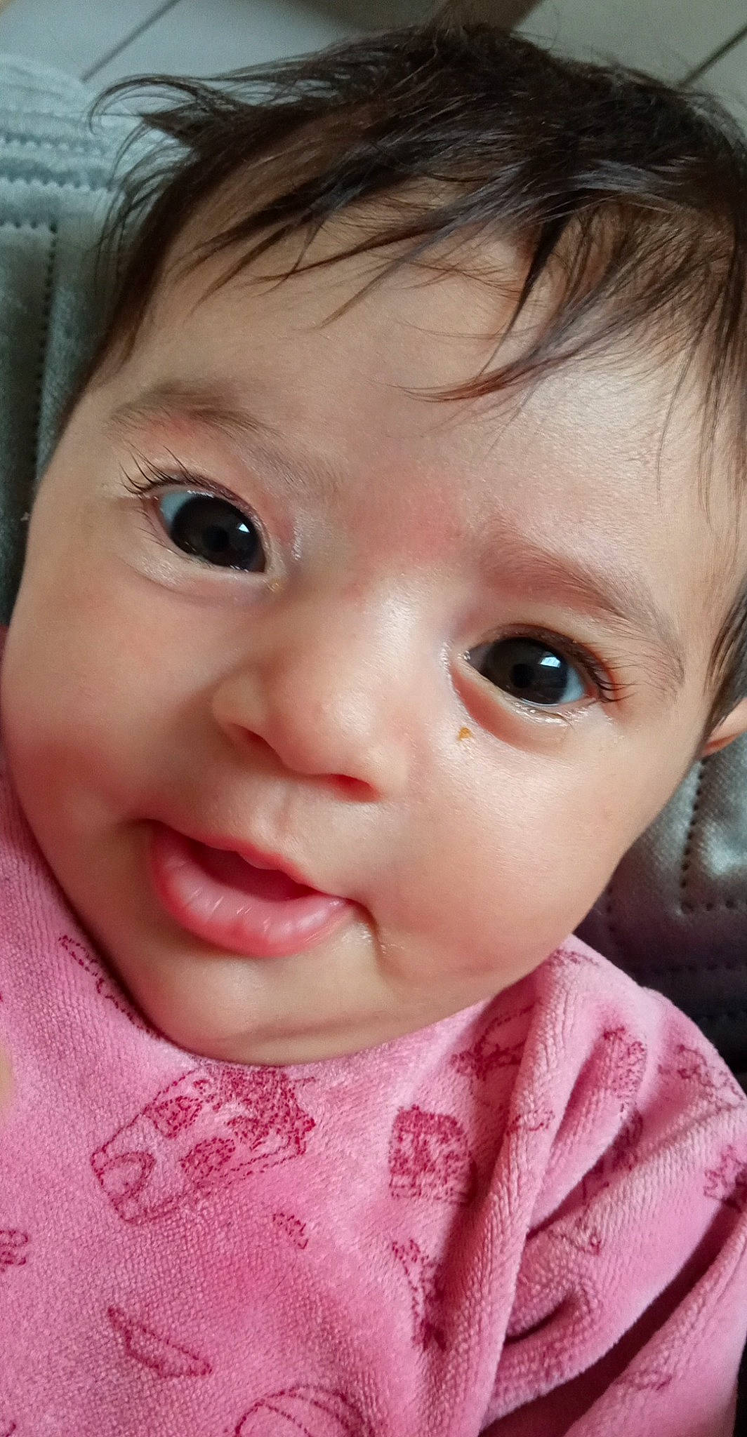 Lilya a rejoint le concours — aidez-le/la à gagner de superbes lots ! baby, baby_toddler_clothing, cheek, chin, ear, eyebrow, eyelash, facial_expression, forehead, happy, iris, lip, mouth, nose, person, pink, skin, sleeve, smile, toddler