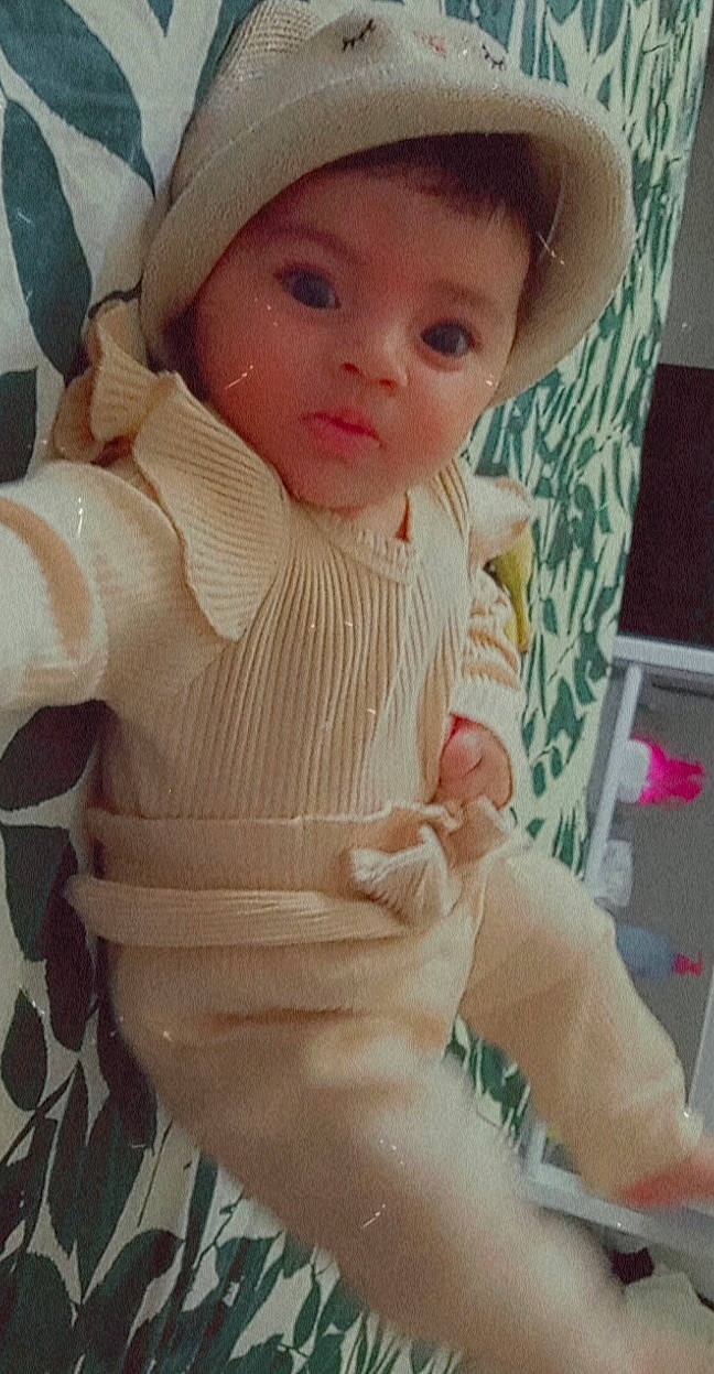 Lilya a rejoint le concours — aidez-le/la à gagner de superbes lots ! arm, baby, baby_toddler_clothing, cap, cheek, chin, eye, face, hand, head, human_body, iris, leg, lip, neck, person, pink, product, skin, sleeve