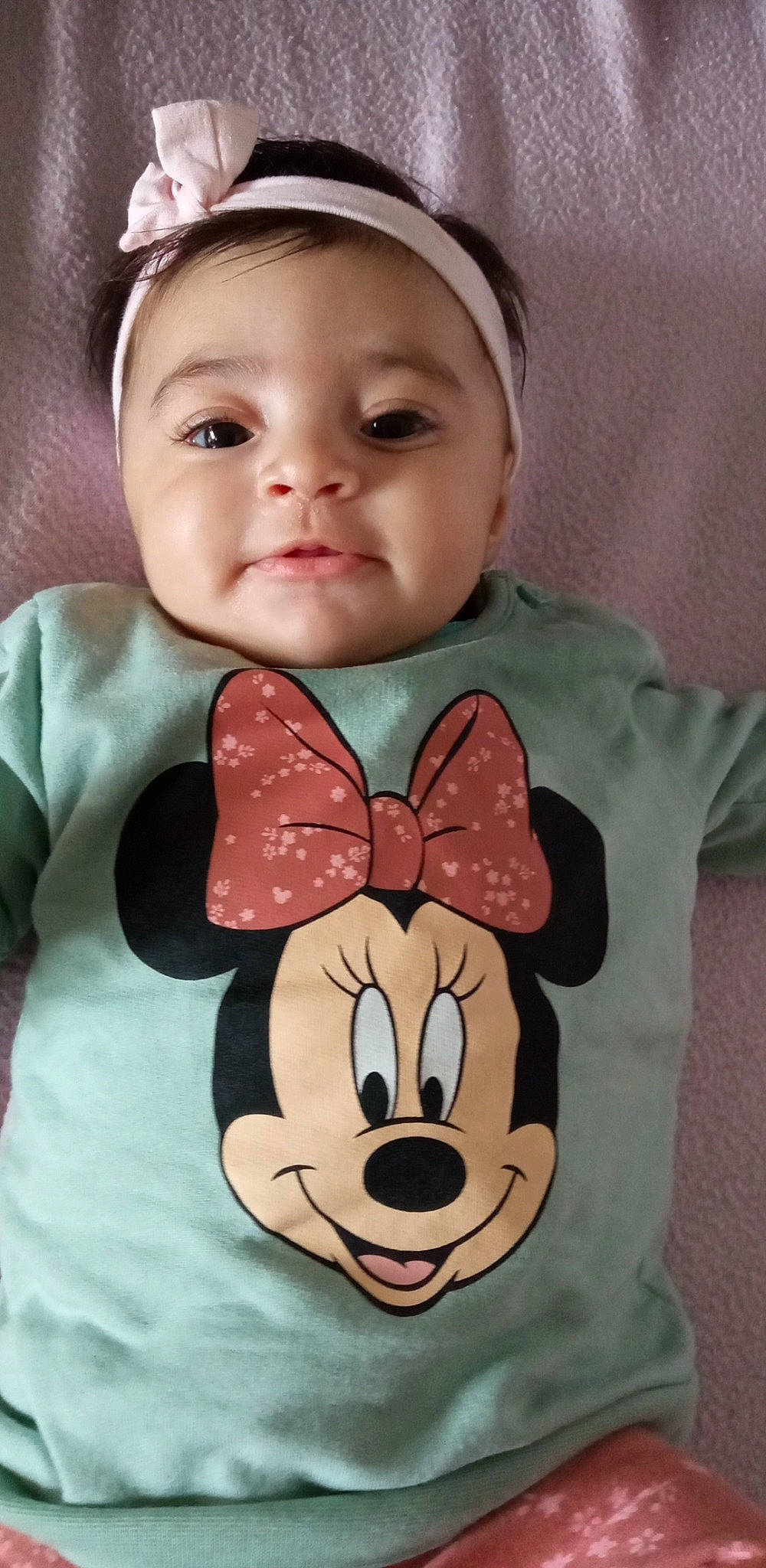 Lilya a rejoint le concours — aidez-le/la à gagner de superbes lots ! baby_toddler_clothing, collar, cool, facial_expression, fawn, hairstyle, happy, headgear, human, organ, outerwear, person, pink, product, skin, sleeve, smile, t_shirt, textile, toddler