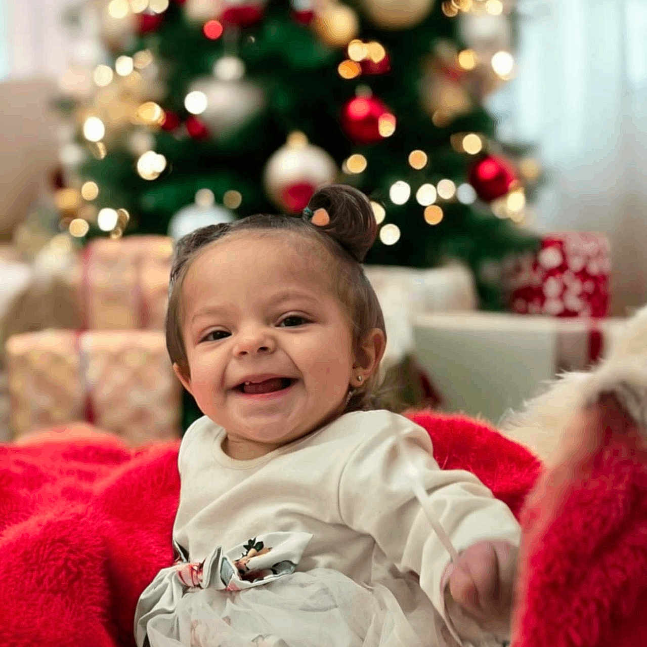 Oakli is registered to the contest to win money with this photo: accessories, architecture, baby, babylaughing, blanket, building, couch, face, festival, furniture, happy, head, indoors, laughing, lighting, livingroom, person, photography, portrait, smile