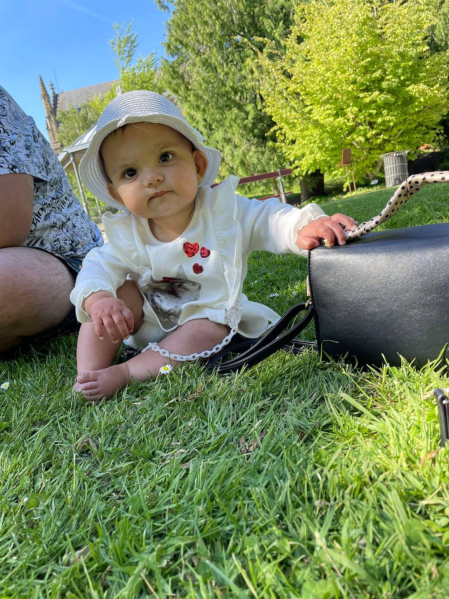 Miya participe au concours pour gagner de l'argent avec cette photo : baby, baby_toddler_clothing, botany, fun, grass, grass_family, grassland, happy, hat, headwear, lawn, leisure, meadow, people_in_nature, person, plant, recreation, sky, sun_hat, sunlight