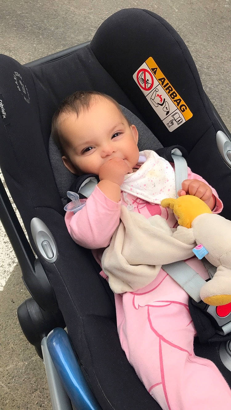 Miya participe au concours pour gagner de l'argent avec cette photo : auto_part, baby, baby_carriage, baby_in_car_seat, baby_products, baby_safety, baby_toddler_clothing, car_seat, cheek, child, comfort, family_car, fashion_accessory, lap, mammal, person, service, sitting, skin, steering_wheel