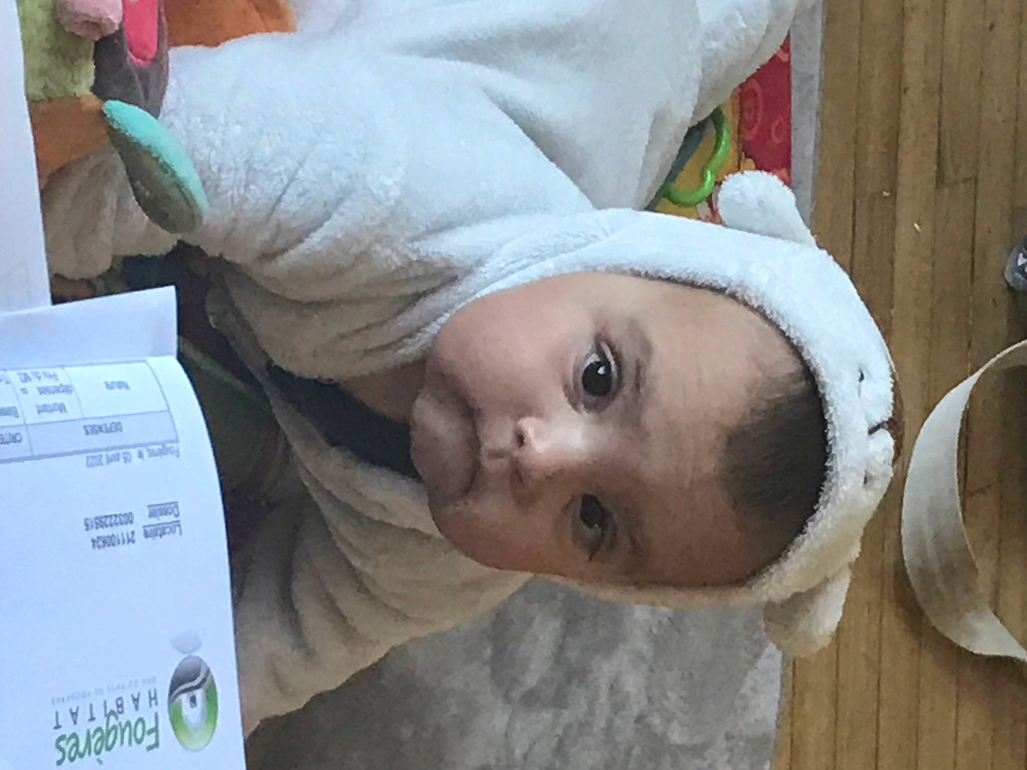 Miya a rejoint le concours — aidez-le/la à gagner de superbes lots ! baby, child, comfort, eye, eyelash, fur, happy, hat, linens, mammal, nose, person, selfie, skin, sunglasses, toddler, tree, vertebrate, wood