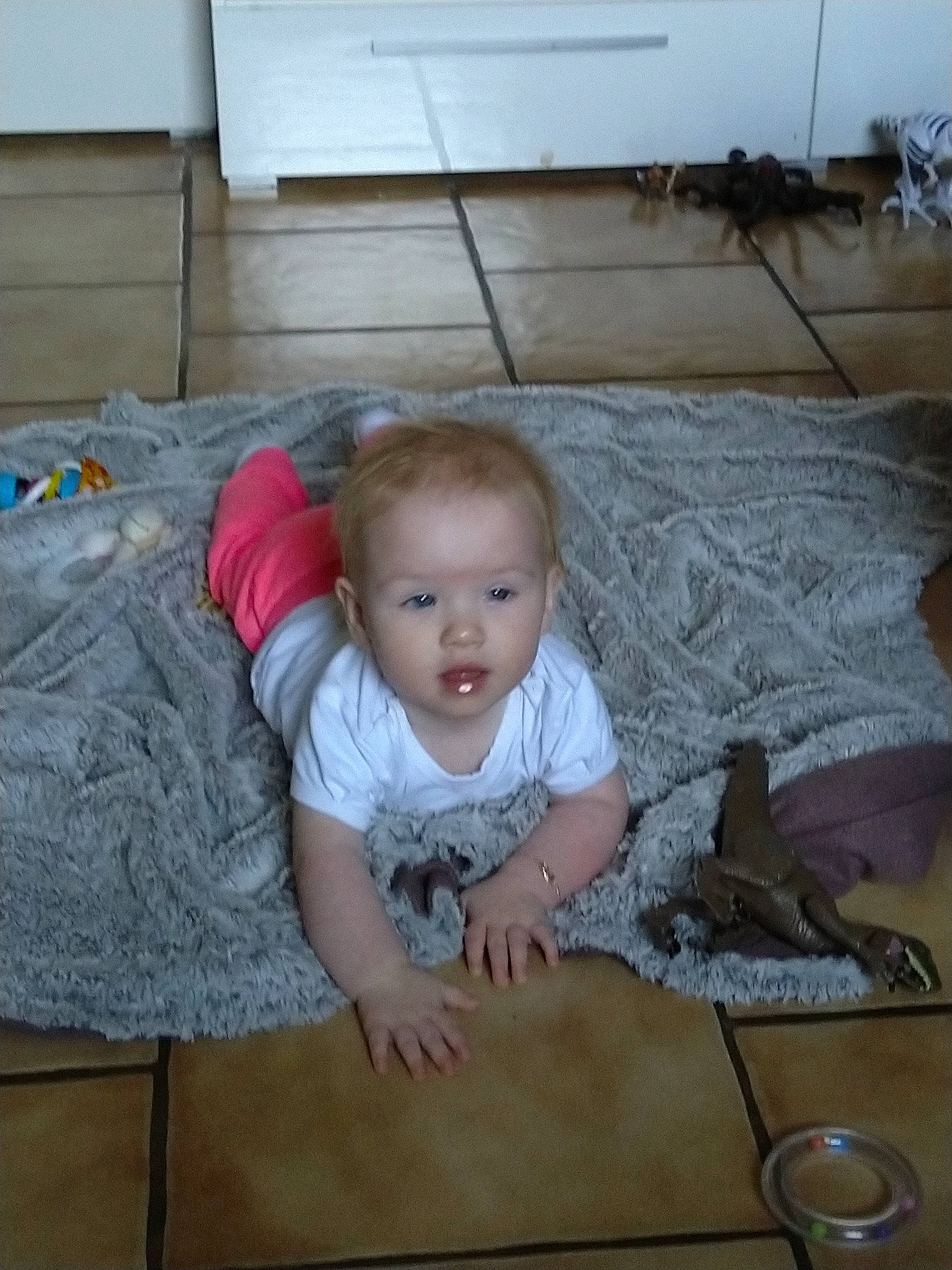 Maëlyne a rejoint le concours — aidez-le/la à gagner de superbes lots ! arm, child, crawling, day, eye, finger, floor, flooring, girl, hair, head, human_hair_color, infant, leg, mouth, person, play, product, sitting, skin