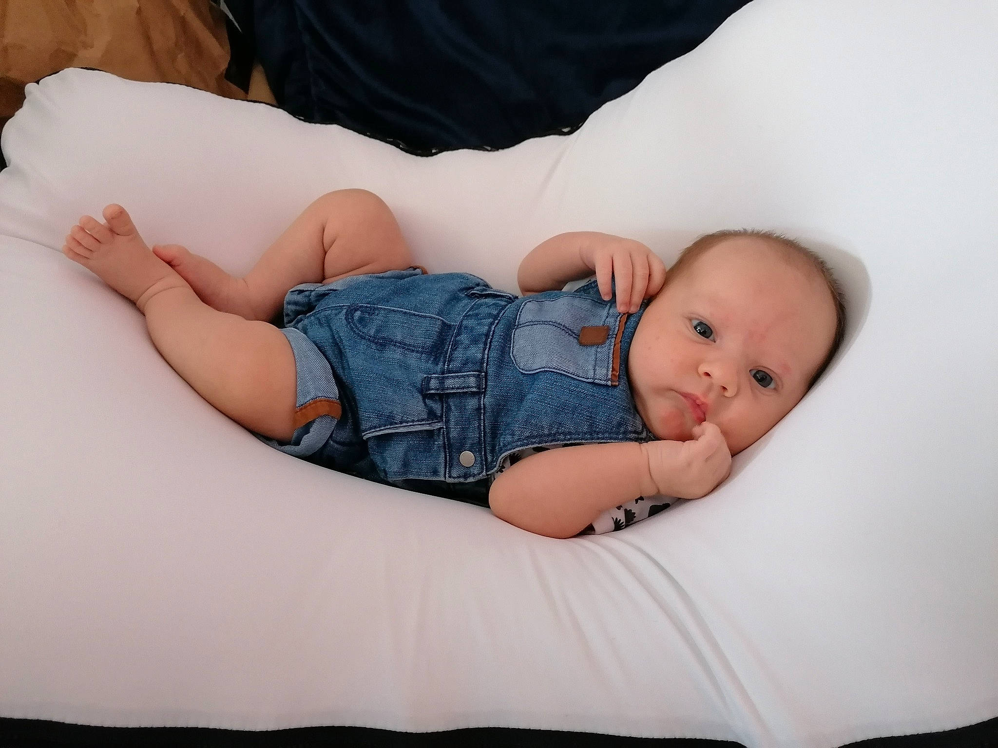 Tiago participe au concours pour gagner de l'argent avec cette photo : abdomen, arm, baby, baby_toddler_clothing, child, comfort, elbow, finger, flash_photography, hand, human_leg, linens, pattern, person, skin, sleeve, stomach, thigh, toddler, trunk
