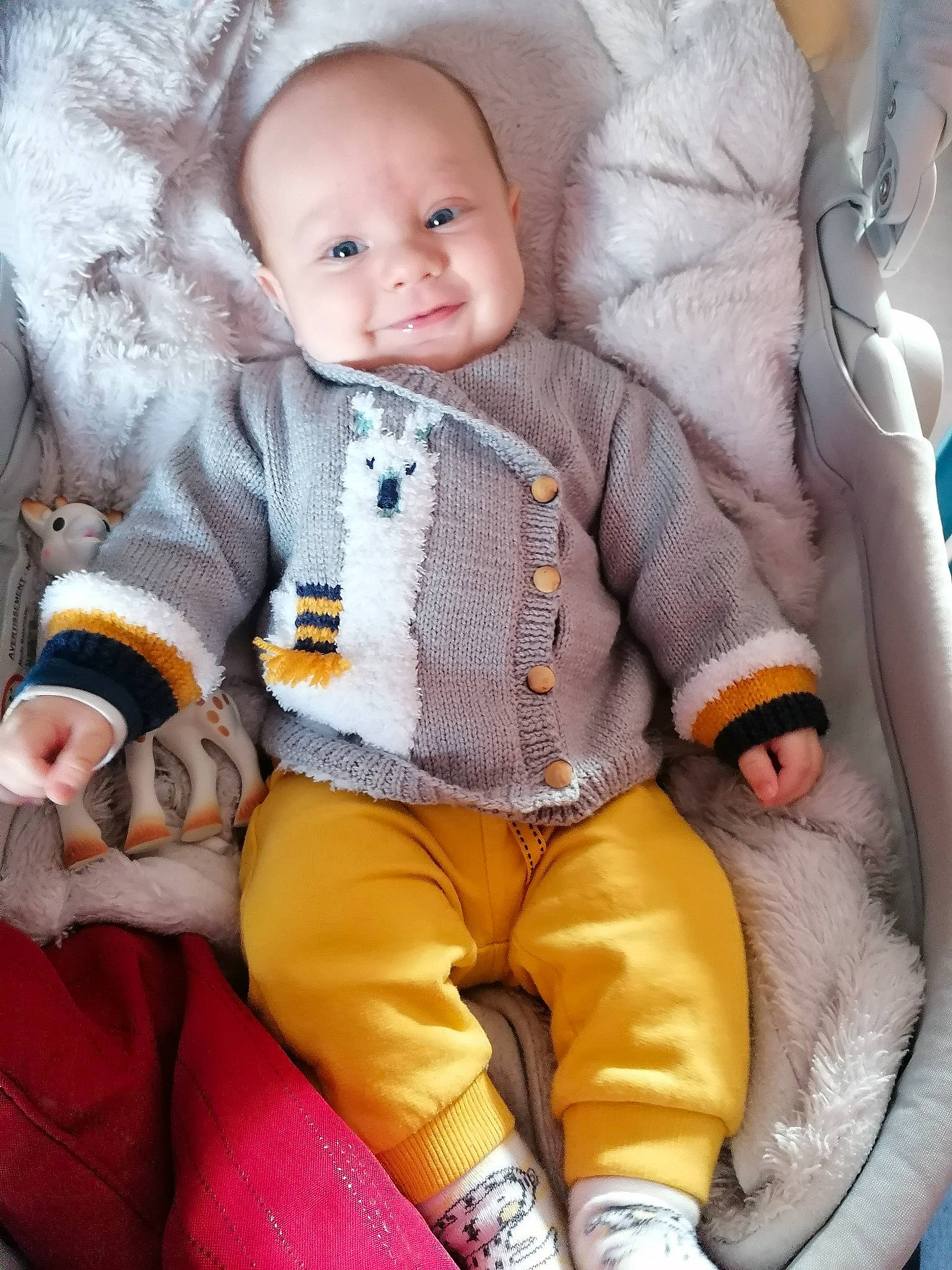 Tiago a rejoint le concours — aidez-le/la à gagner de superbes lots ! baby, baby_toddler_clothing, chair, cheek, collar, comfort, eye, face, head, headgear, organ, outerwear, person, photograph, product, skin, sleeve, smile, toddler, white