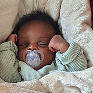 Taho participe au concours pour gagner de l'argent avec cette photo : baby, sleeping, pacifier, blanket, cozy, infant, child, soft, cute, resting, wrapped, fist, clothing, comfort, indoor, portrait, peaceful, newborn, relaxation, warm