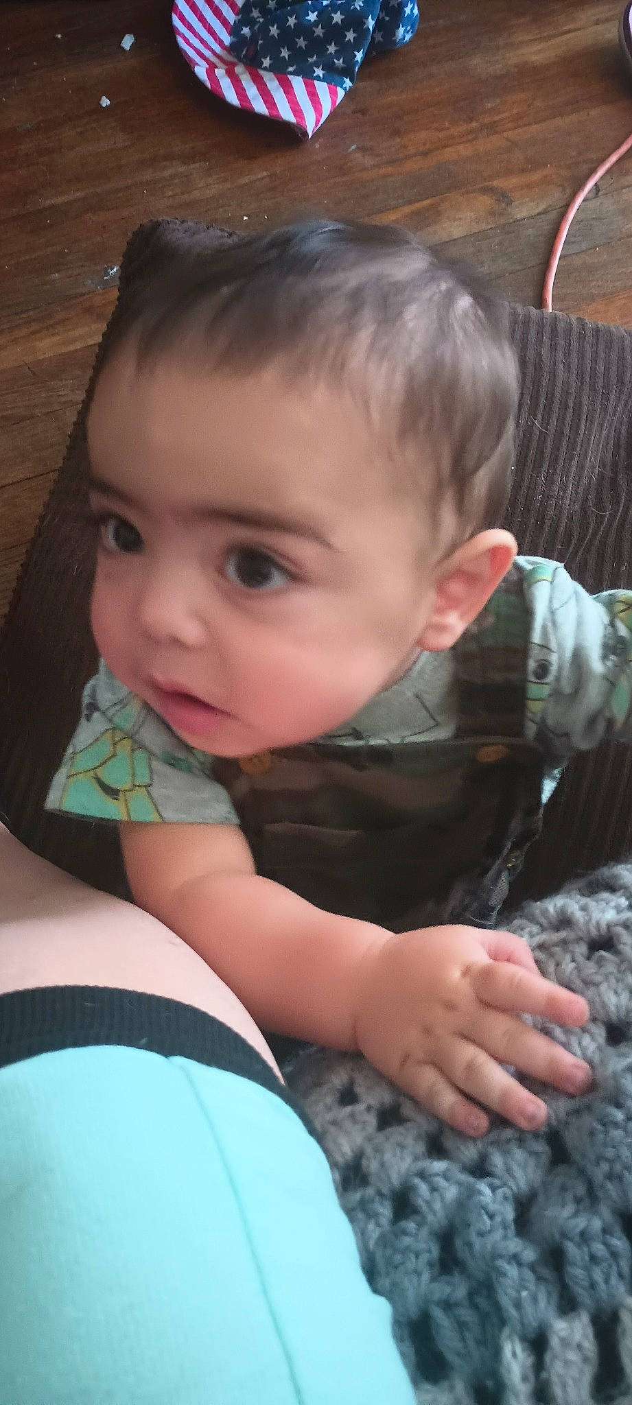 Atreus is registered to the contest to win money with this photo: cheek, child, chin, comfort, eye, facial_expression, finger, fun, grass, happy, iris, leg, mouth, nose, person, plant, sitting, skin, t_shirt, toddler