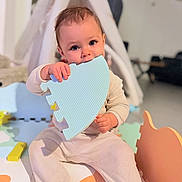 Leecya a rejoint le concours — aidez-le/la à gagner de superbes lots ! baby, blue, child, colorful, cozy, curious, face, floor, foam_mat, hand, indoor, onesie, orange, playtime, puzzle_piece, seated, soft, tent, toy, white