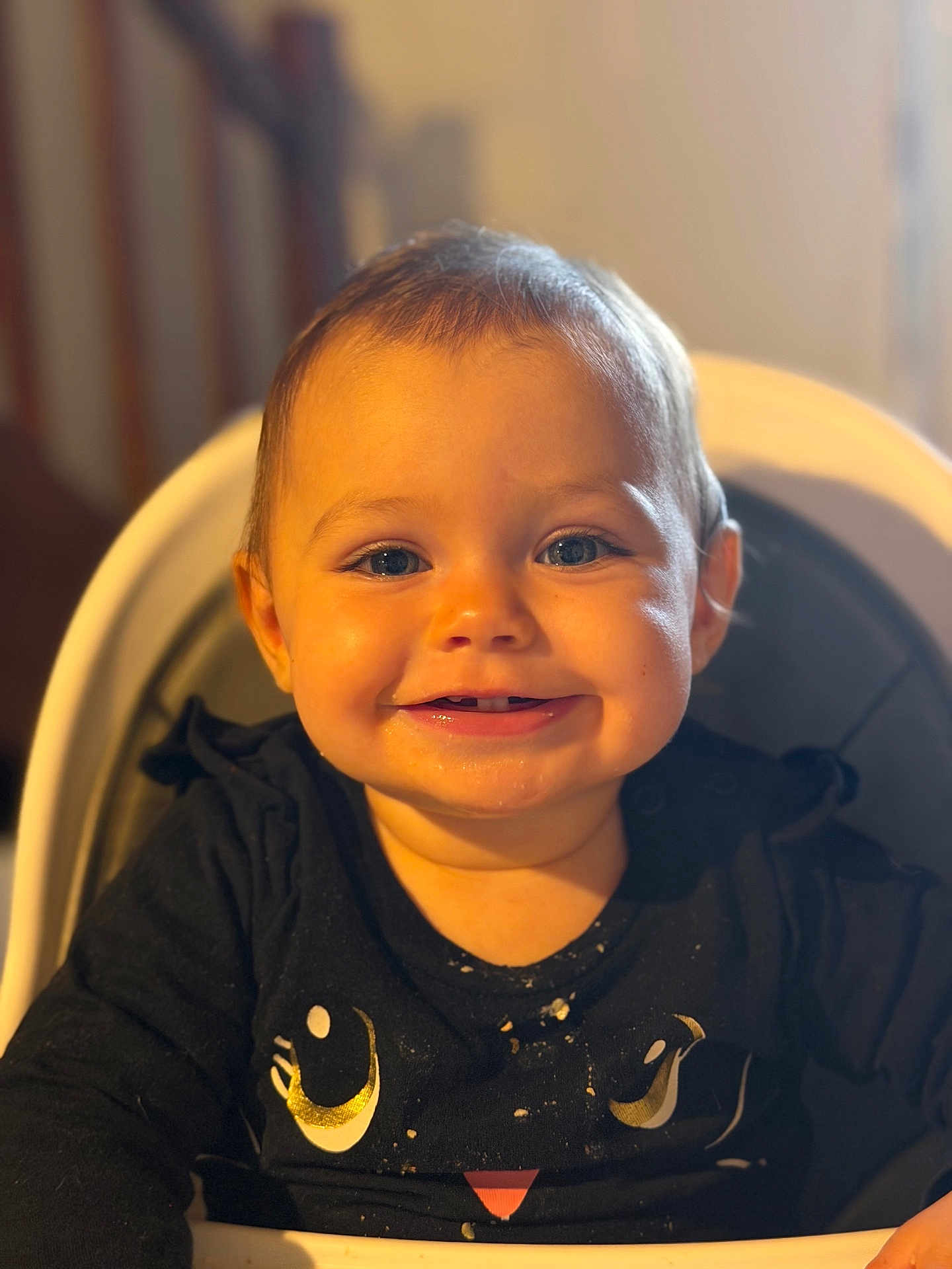 Leecya participe au concours pour gagner de l'argent avec cette photo : baby, child, smile, high_chair, black_shirt, messy, face, blue_eyes, cute, happy, indoor, portrait, infant, young_child, clothing, feeding_time, closeup, person, soft_light, adorable