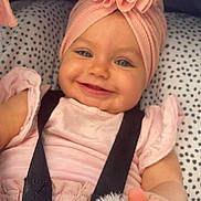 Leecya a rejoint le concours — aidez-le/la à gagner de superbes lots ! baby, child, smiling, pink_headwrap, pink_clothing, car_seat, straps, fuzzy_toy, hand, face, happy, infant, cute, portrait, indoor, polka_dot_blanket, closeup, skin, eyes, baby_girl