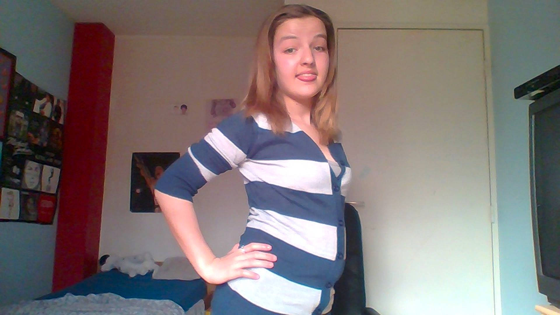 Zelia participe au concours pour gagner de l'argent avec cette photo : blond, clothing, costume, finger, girl, hair, hairstyle, human_body, joy, leg, person, thigh