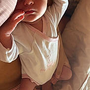 Zoé a rejoint le concours — aidez-le/la à gagner de superbes lots ! baby, bed, blanket, child, clothing, comfort, cozy, cute, feet, hands, indoors, infant, newborn, peaceful, pink, portrait, rest, sleeping, soft, white
