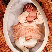 Hinata a rejoint le concours — aidez-le/la à gagner de superbes lots ! baby, newborn, infant, sleeping, egg_prop, tutu_dress, white_tights, hands_up, soft_padding, cotton_batting, wooden_floor, top_view, studio_photography, cute, peaceful, props, portrait, one_person, closed_eyes, resting