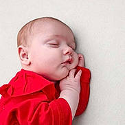 Hinata participe au concours pour gagner de l'argent avec cette photo : baby, blanket, child, closeup, cozy, cute, face, hand, head, indoors, infant, newborn, peaceful, portrait, red_clothing, resting, skin, sleeping, soft, toddler