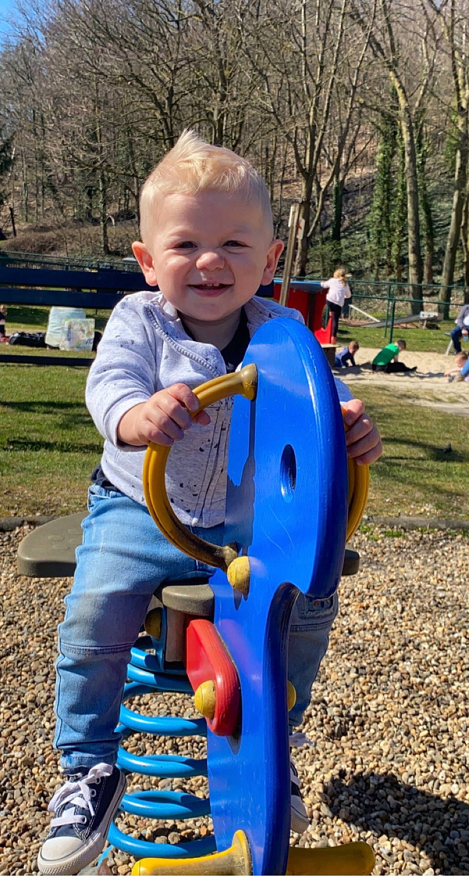 Marco a rejoint le concours — aidez-le/la à gagner de superbes lots ! baby_toddler_clothing, child, chute, city, electric_blue, fun, grass, happy, joy, leisure, outdoor_play_equipment, person, plant, playground, sitting, smile, soil, t_shirt, toddler, tree