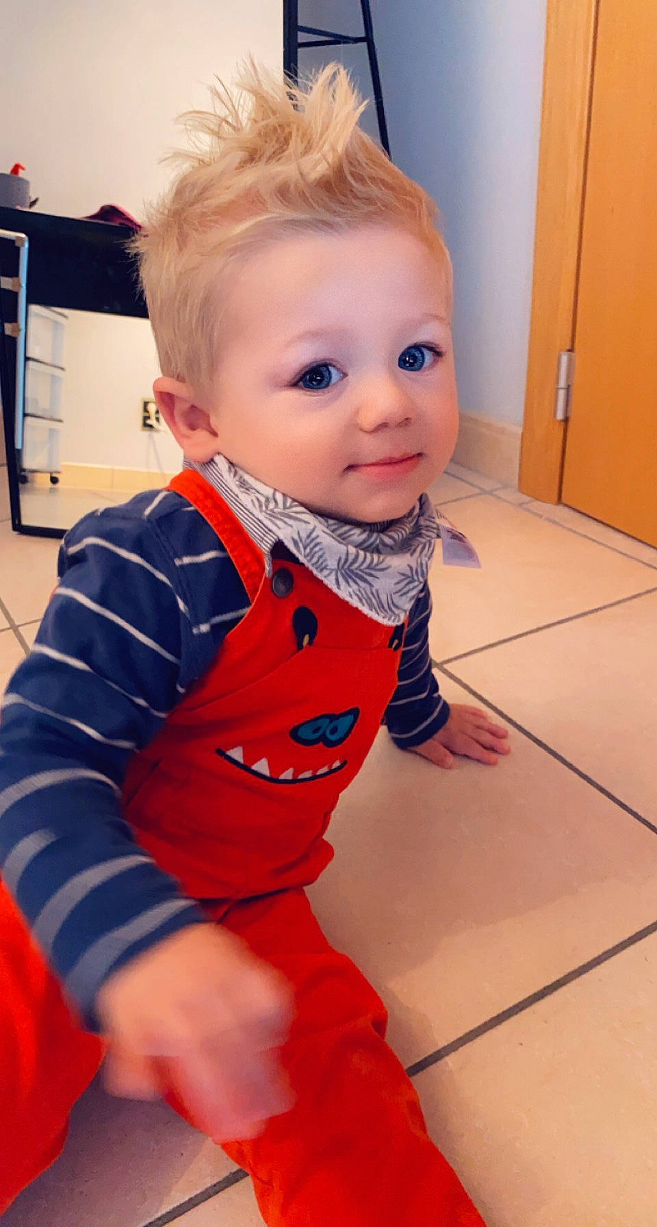 Marco a rejoint le concours — aidez-le/la à gagner de superbes lots ! baby, baby_toddler_clothing, beard, cheek, chest, finger, floor, flooring, hair, happy, iris, neck, nose, person, skin, sleeve, smile, standing, toddler, trunk