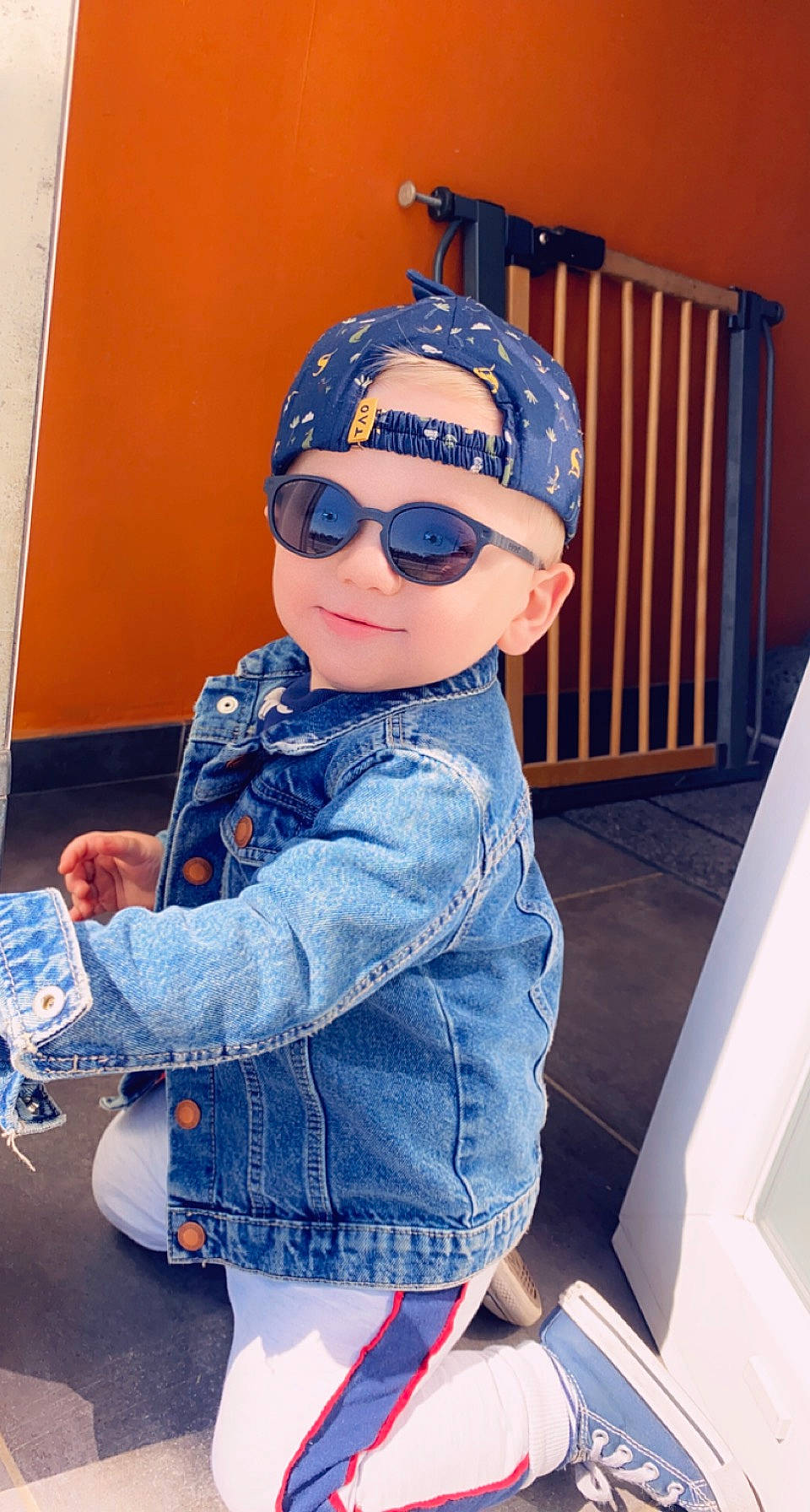 Marco a rejoint le concours — aidez-le/la à gagner de superbes lots ! baby_toddler_clothing, blue, cap, child, cool, denim, electric_blue, eyewear, fun, glasses, goggles, happy, headgear, headwear, pattern, person, personal_protective_equipment, sleeve, street_fashion, sunglasses