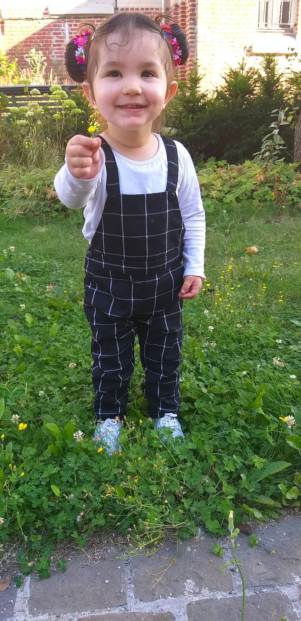 Zënya participe au concours pour gagner de l'argent avec cette photo : botany, child, grass, joy, person, plant, toddler