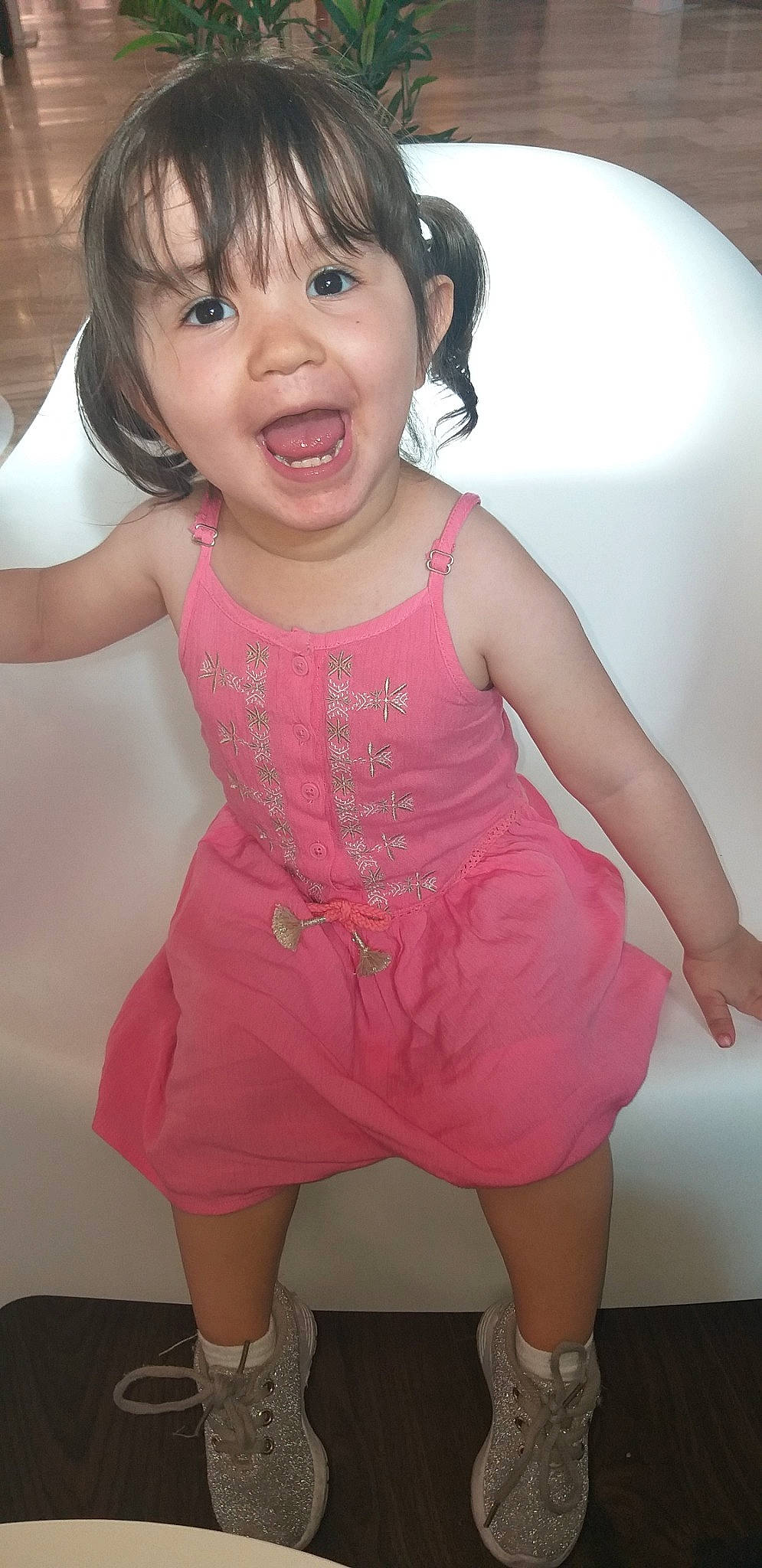 Zënya participe au concours pour gagner de l'argent avec cette photo : cheek, child, child_model, dress, person, pink, skin, smile, toddler