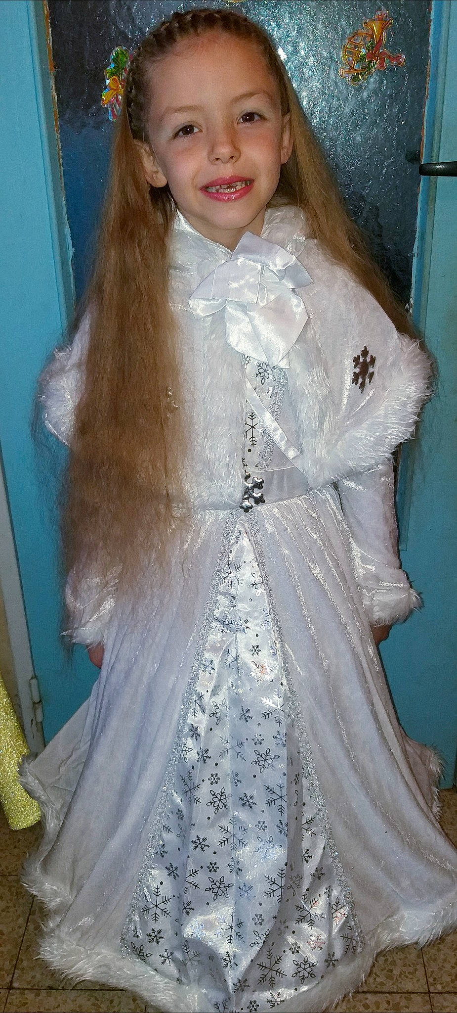 Ynes a rejoint le concours — aidez-le/la à gagner de superbes lots ! bridal_accessory, brown_hair, clothing, costume, doll, dress, fashion_design, fur, gown, hair, joy, lady, long_hair, outerwear, person, textile, white, wig