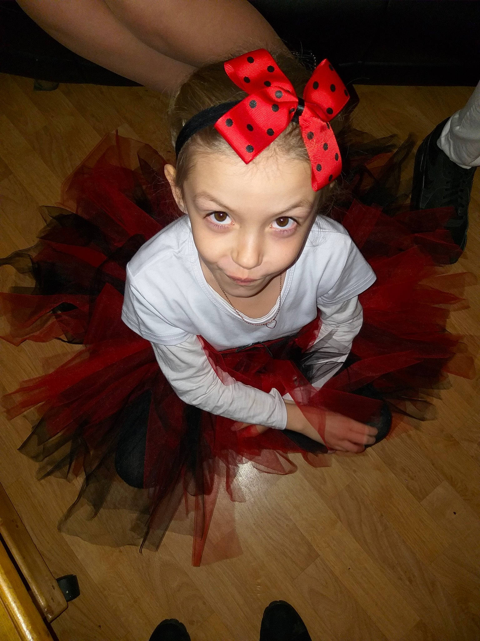 Ynes participe au concours pour gagner de l'argent avec cette photo : ballet_tutu, costume, hair_accessory, joy, person, red