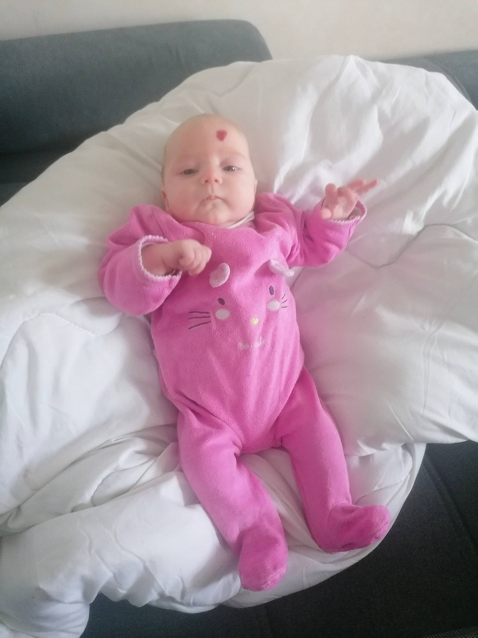 Emma a rejoint le concours — aidez-le/la à gagner de superbes lots ! baby, baby_products, baby_toddler_clothing, bed, bedding, cheek, child, comfort, foot, linens, magenta, person, petal, pink, purple, sitting, sleeve, textile, thumb, toddler