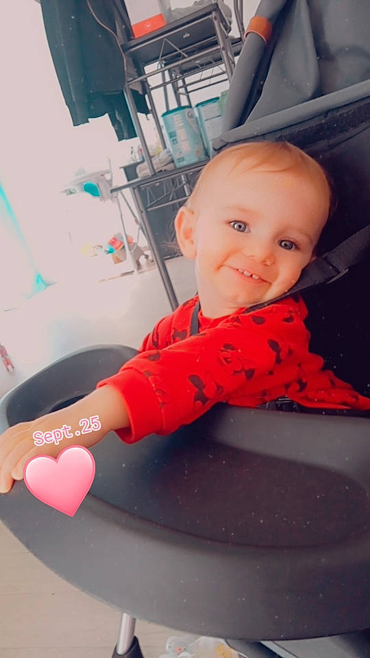 Inès participe au concours pour gagner de l'argent avec cette photo : arm, automotive_design, automotive_exterior, automotive_tire, automotive_wheel_system, baby, baby_toddler_clothing, bumper, child, electric_blue, finger, fun, hand, happy, joy, person, shirt, sleeve, smile, t_shirt