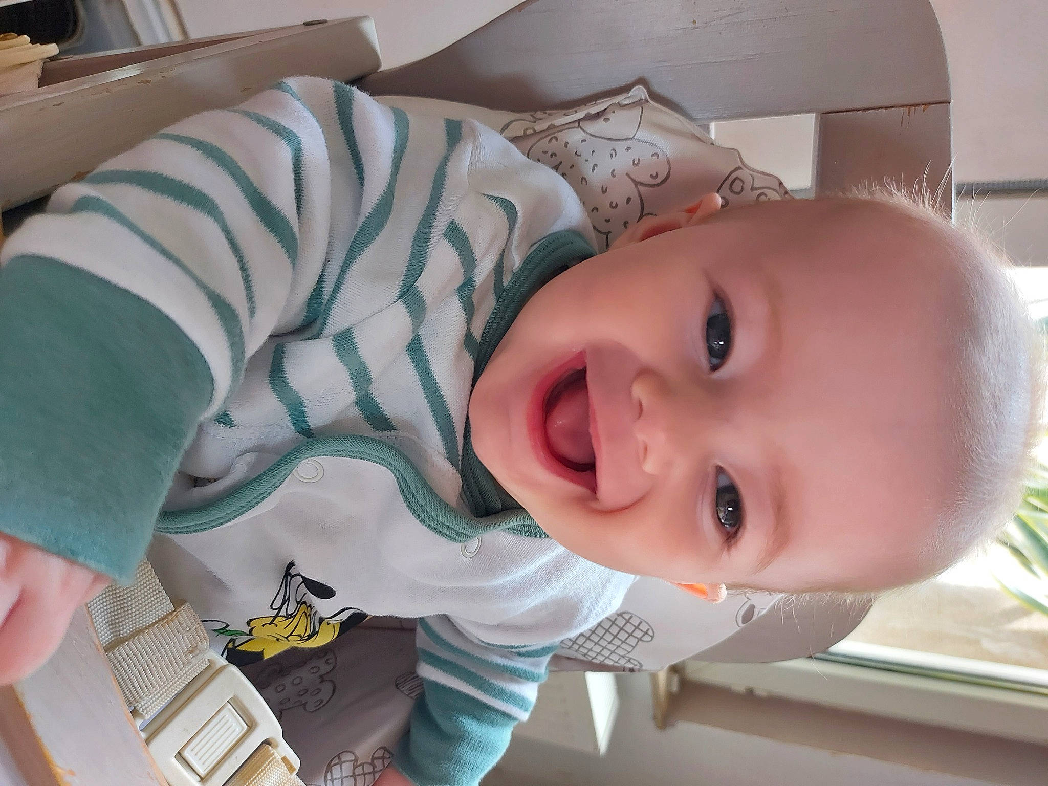 Noham a rejoint le concours — aidez-le/la à gagner de superbes lots ! baby, baby_products, baby_toddler_clothing, cheek, child, comfort, eyebrow, finger, fun, happy, iris, joy, lip, mouth, nose, person, skin, sleeve, smile, toddler