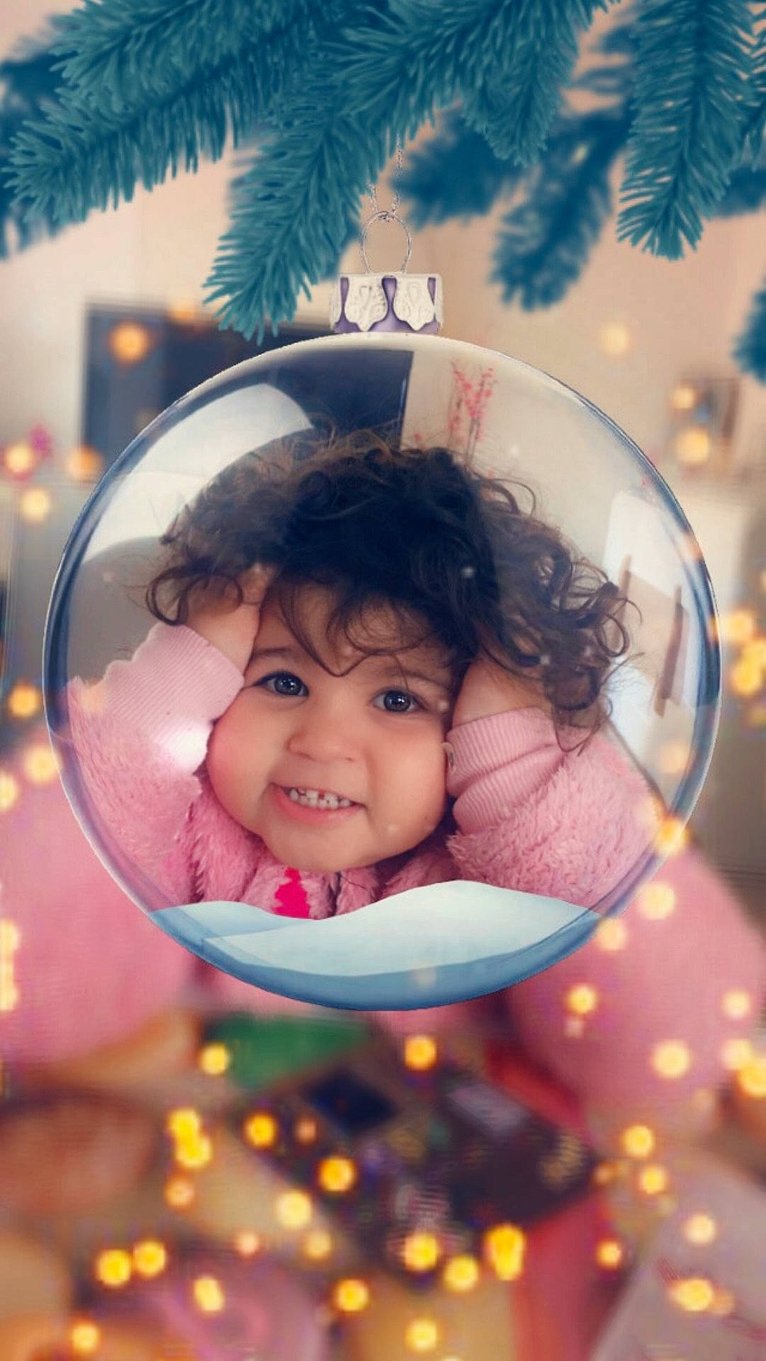 Taylor participe au concours pour gagner de l'argent avec cette photo : child, christmas, daughter, fun, girl, happiness, holiday, infant, iris, joy, person, pink, skin, smile, toddler