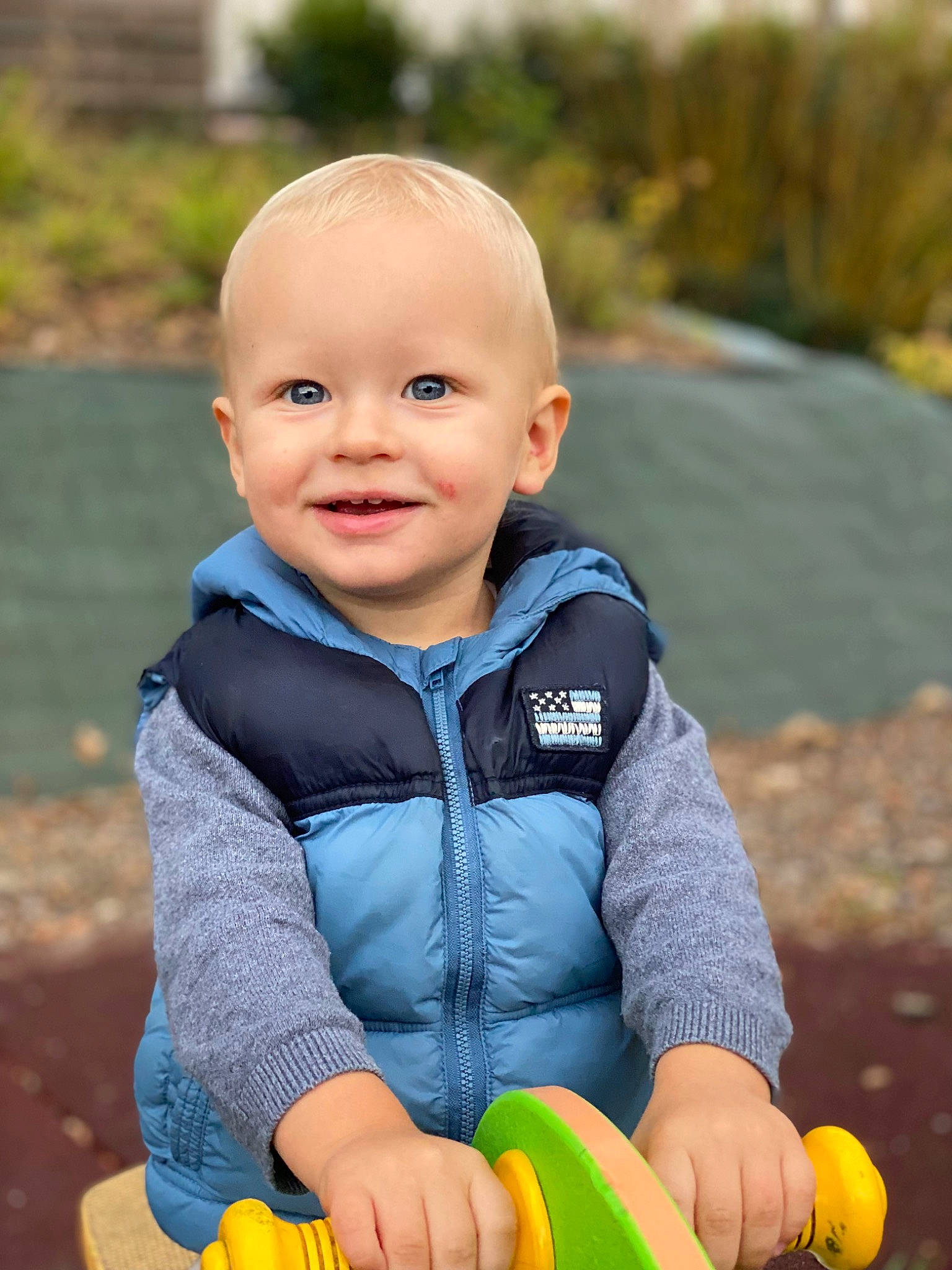 Owen participe au concours pour gagner de l'argent avec cette photo : baby, baby_playing_with_toys, baby_toddler_clothing, cheek, child, city, electric_blue, face, fun, grass, happy, joy, leisure, people_in_nature, person, photograph, play, recreation, sitting, smile