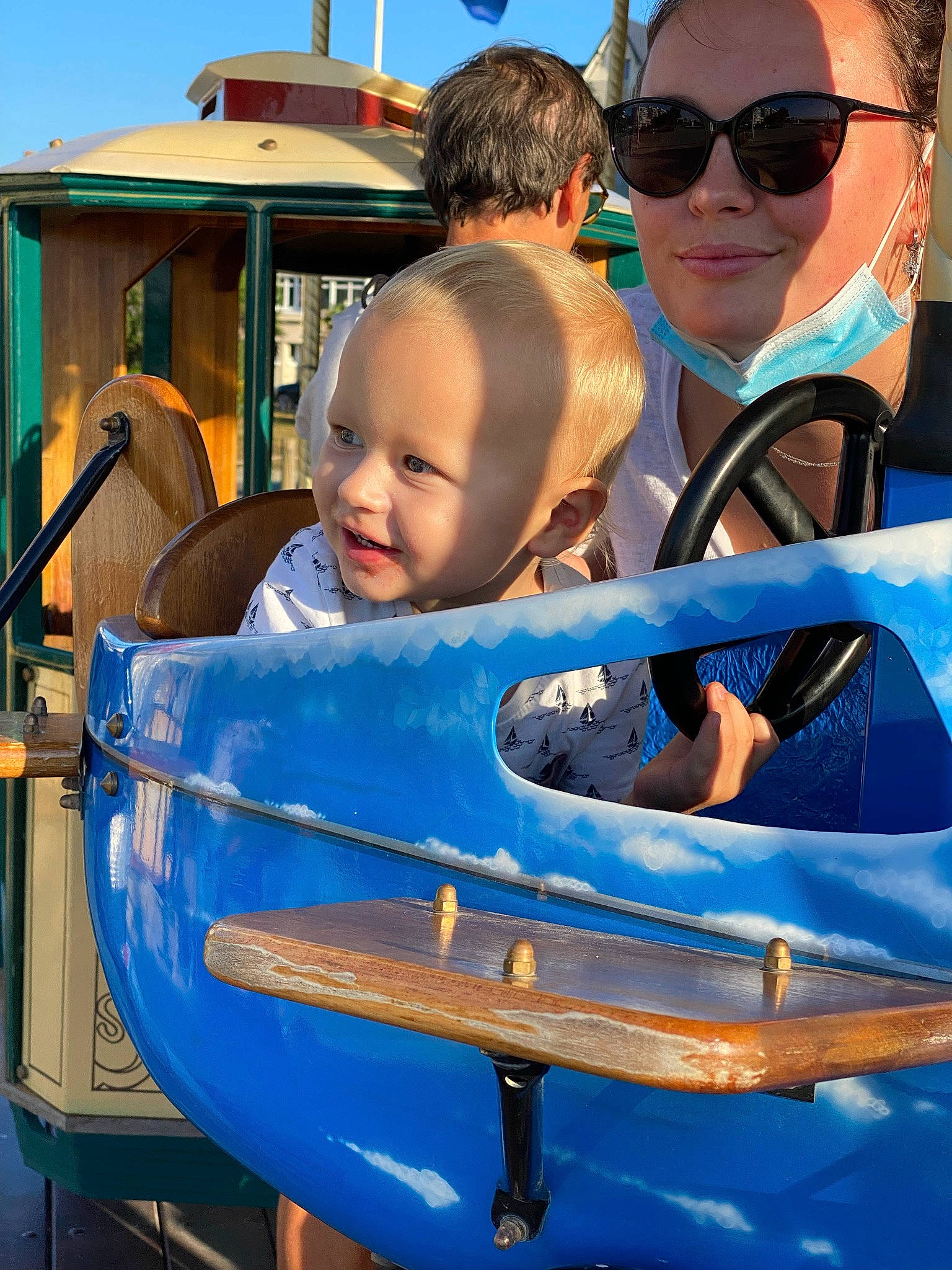 Owen participe au concours pour gagner de l'argent avec cette photo : automotive_exterior, azure, blue, electric_blue, eyewear, face, fun, glasses, goggles, happy, leisure, people, person, public_space, recreation, sky, summer, sunglasses, toddler, vision_care