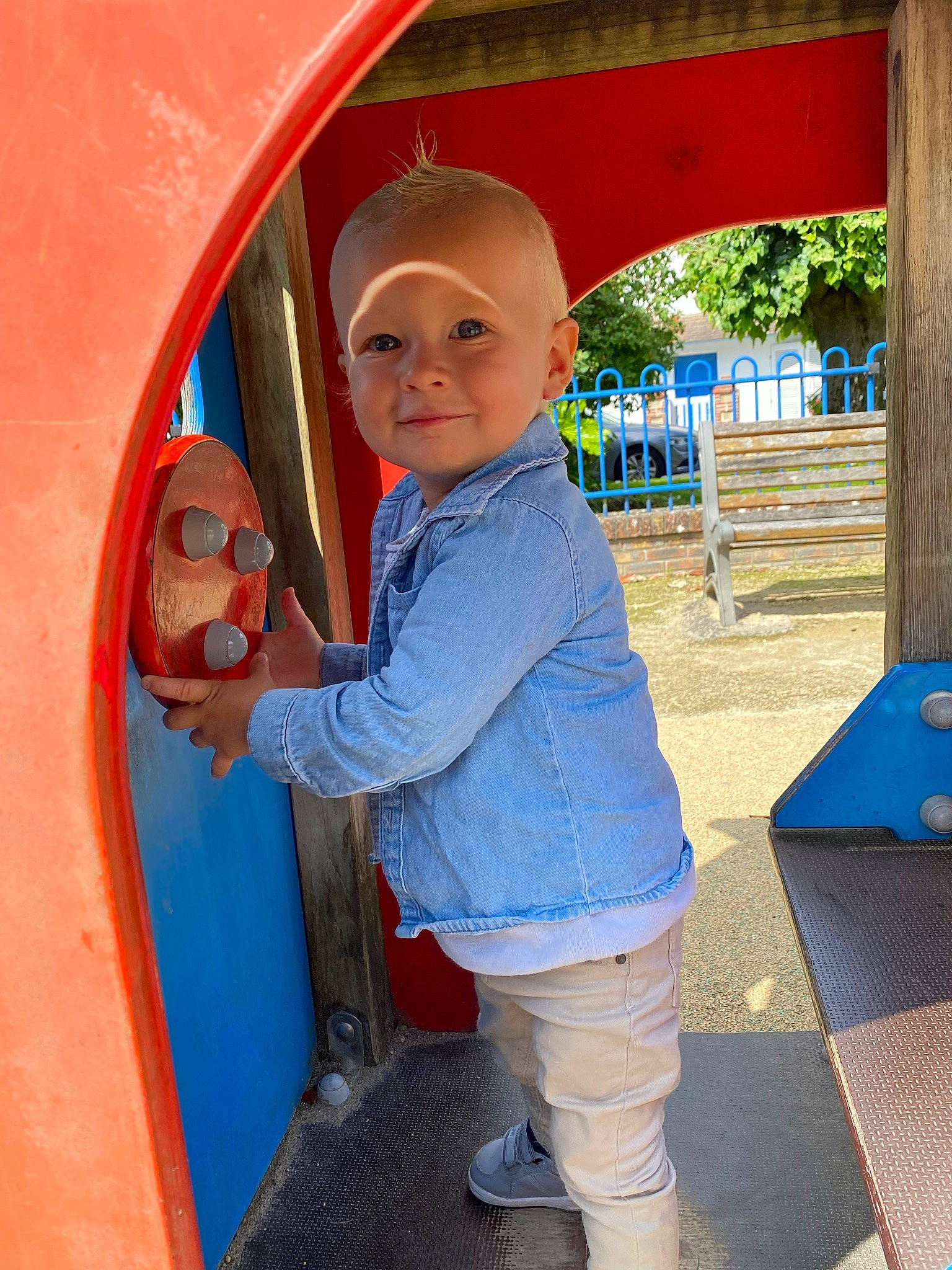 Owen participe au concours pour gagner de l'argent avec cette photo : blue, child, chute, city, electric_blue, fun, human_settlement, joy, leisure, outdoor_play_equipment, person, pink, playground, playground_slide, public_space, recreation, red, shade, standing, t_shirt