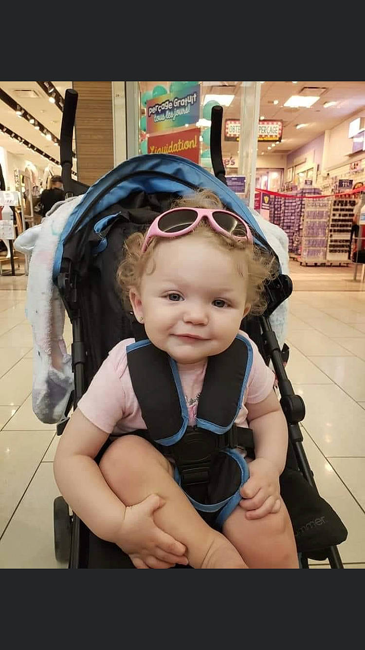 Mélody participe au concours pour gagner de l'argent avec cette photo : baby, baby_carriage, child, electric_blue, eyewear, fashion_accessory, fun, glasses, goggles, happy, leisure, person, personal_protective_equipment, recreation, service, shelf, skin, smile, sunglasses, toddler