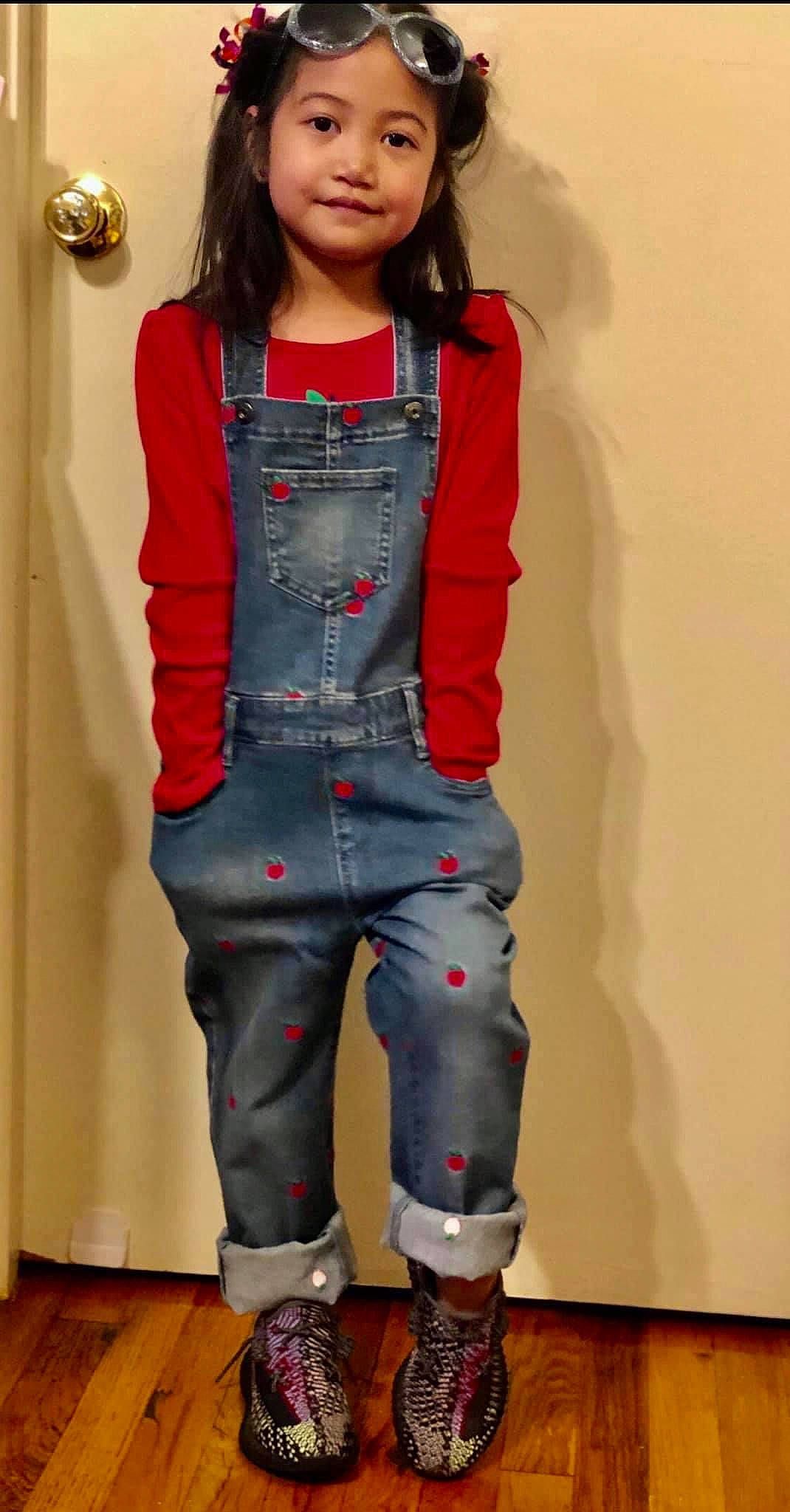 Zia is registered to the contest to win money with this photo: belt, clothing, collar, denim, electric_blue, fashion_design, glove, headwear, joint, joy, knee, leg, magenta, person, pink, sleeve, standing, street_fashion, t_shirt, textile