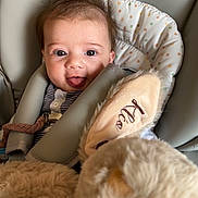 Kleo a rejoint le concours — aidez-le/la à gagner de superbes lots ! baby, car_seat, child, closeup, comfort, cuddly, cute, fabric, face, hair, happy, indoors, infant, playful, plush_toy, portrait, seatbelt, smiling, soft, stuffed_animal
