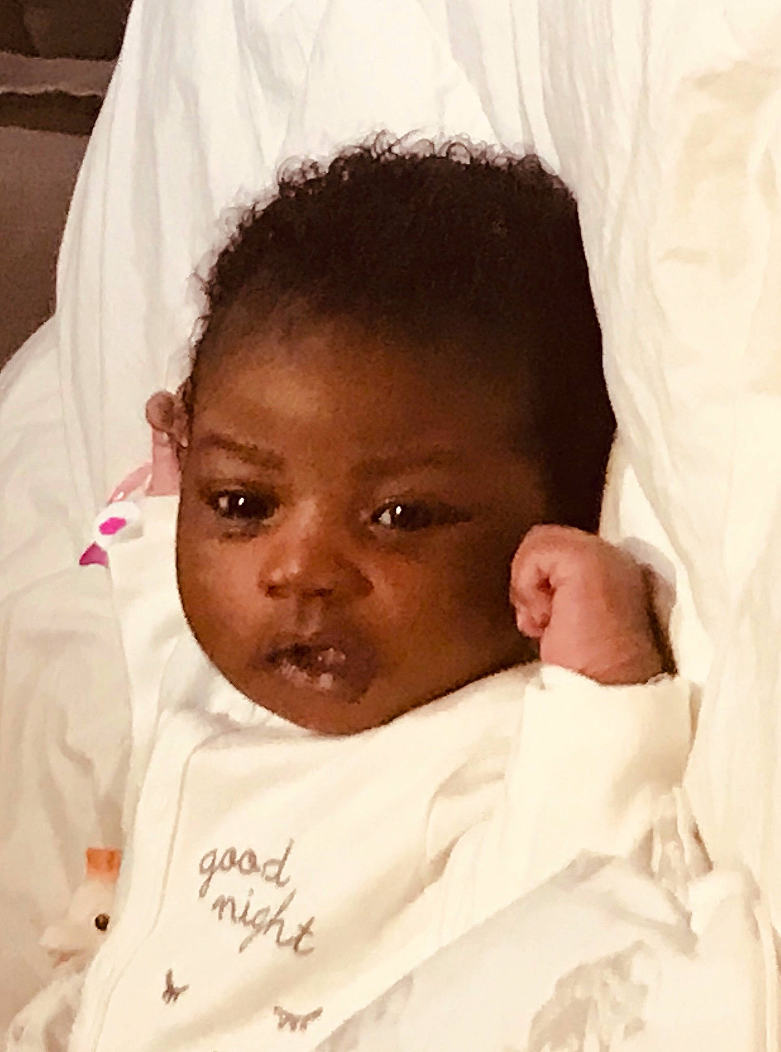 Esther participe au concours pour gagner de l'argent avec cette photo : baby, beauty, black_hair, cheek, child, ear, eye, eyebrow, face, forehead, hair, hairstyle, head, linens, lip, nose, person, skin, smile, textile