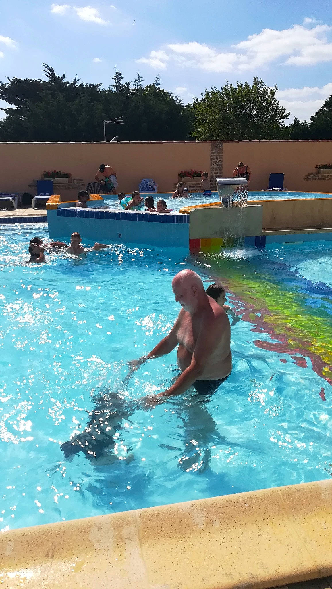 Roxane participe au concours pour gagner de l'argent avec cette photo : barechested, bathing, blue, boats_and_boating_equipment_and_supplies, cloud, fun, leisure, leisure_centre, outdoor_recreation, person, personal_protective_equipment, recreation, resort_town, shorts, sky, sports, swimming_pool, tourism, tree, under_exposed