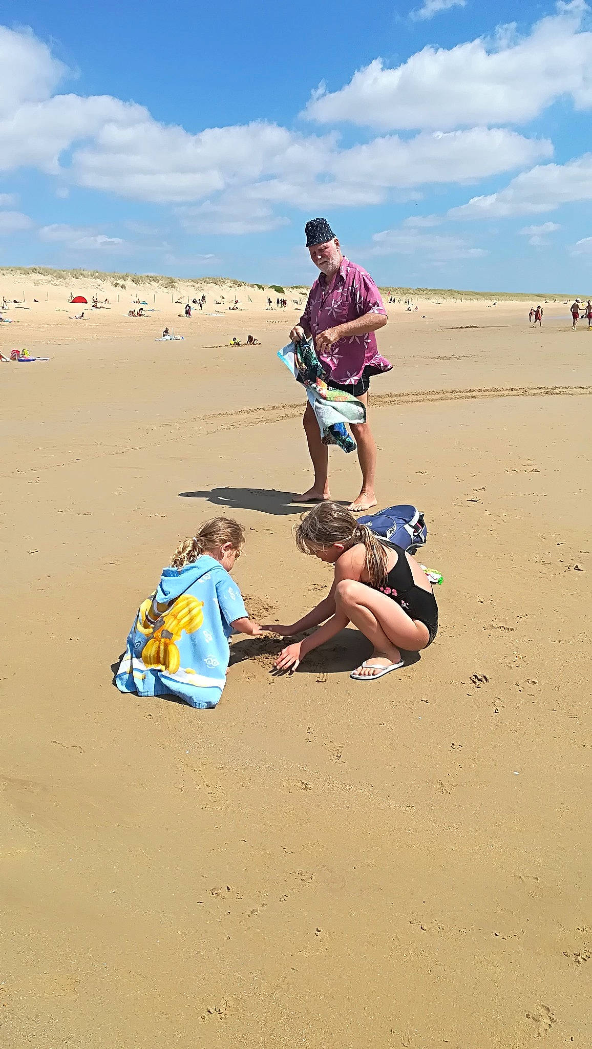 Nora a rejoint le concours — aidez-le/la à gagner de superbes lots ! beach, body_of_water, cloud, ecoregion, fun, happy, hat, headwear, horizon, landscape, leg, leisure, mammal, people_in_nature, people_on_beach, person, shorts, singing_sand, sky, summer