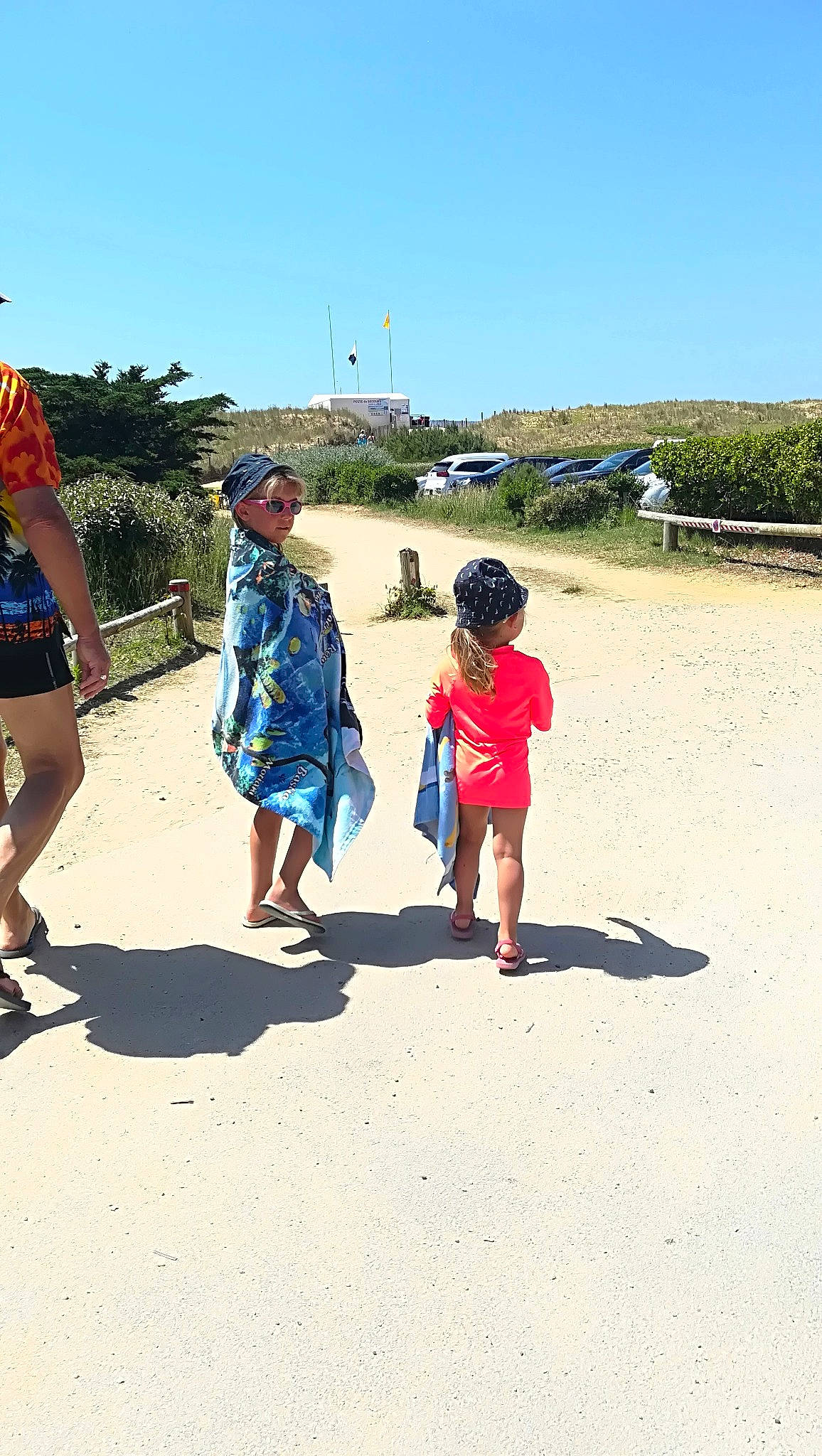 Nora participe au concours pour gagner de l'argent avec cette photo : coast, event, fun, gesture, landscape, leg, leisure, people_in_nature, person, plant, recreation, road, sand, shoe, shore, shorts, sky, toddler, travel, tree