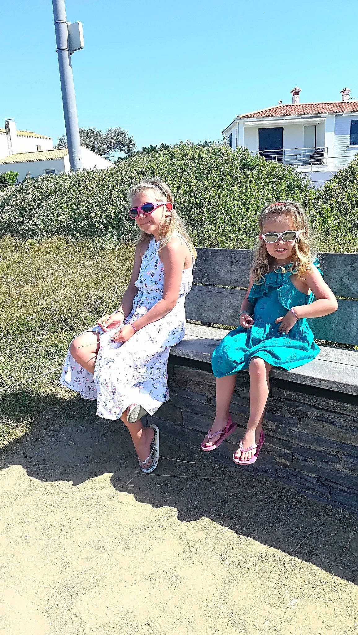 Roxane Et Nora participe au concours pour gagner de l'argent avec cette photo : azure, barefoot, daytime, eyewear, fun, grass, happy, leg, leisure, people_in_nature, person, plant, recreation, shoe, sky, summer, sunglasses, thigh, travel, tree