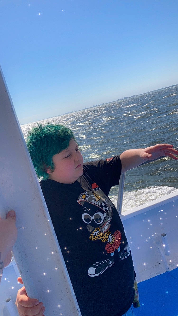 Domanic is registered to the contest to win money with this photo: azure, fun, happy, leisure, ocean, pattern, person, recreation, sky, t_shirt, toddler, tourism, travel, vacation, water, wind, wind_wave