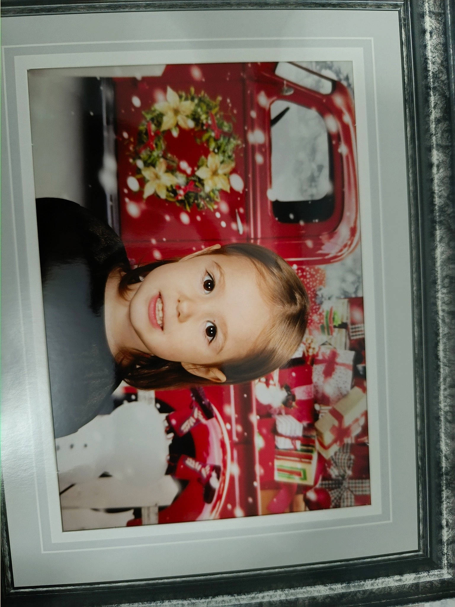 Ysia a rejoint le concours — aidez-le/la à gagner de superbes lots ! child, event, happy, holiday, interior_design, magenta, ornament, pattern, person, photograph, picture_frame, rectangle, red, room, smile, toddler, wood