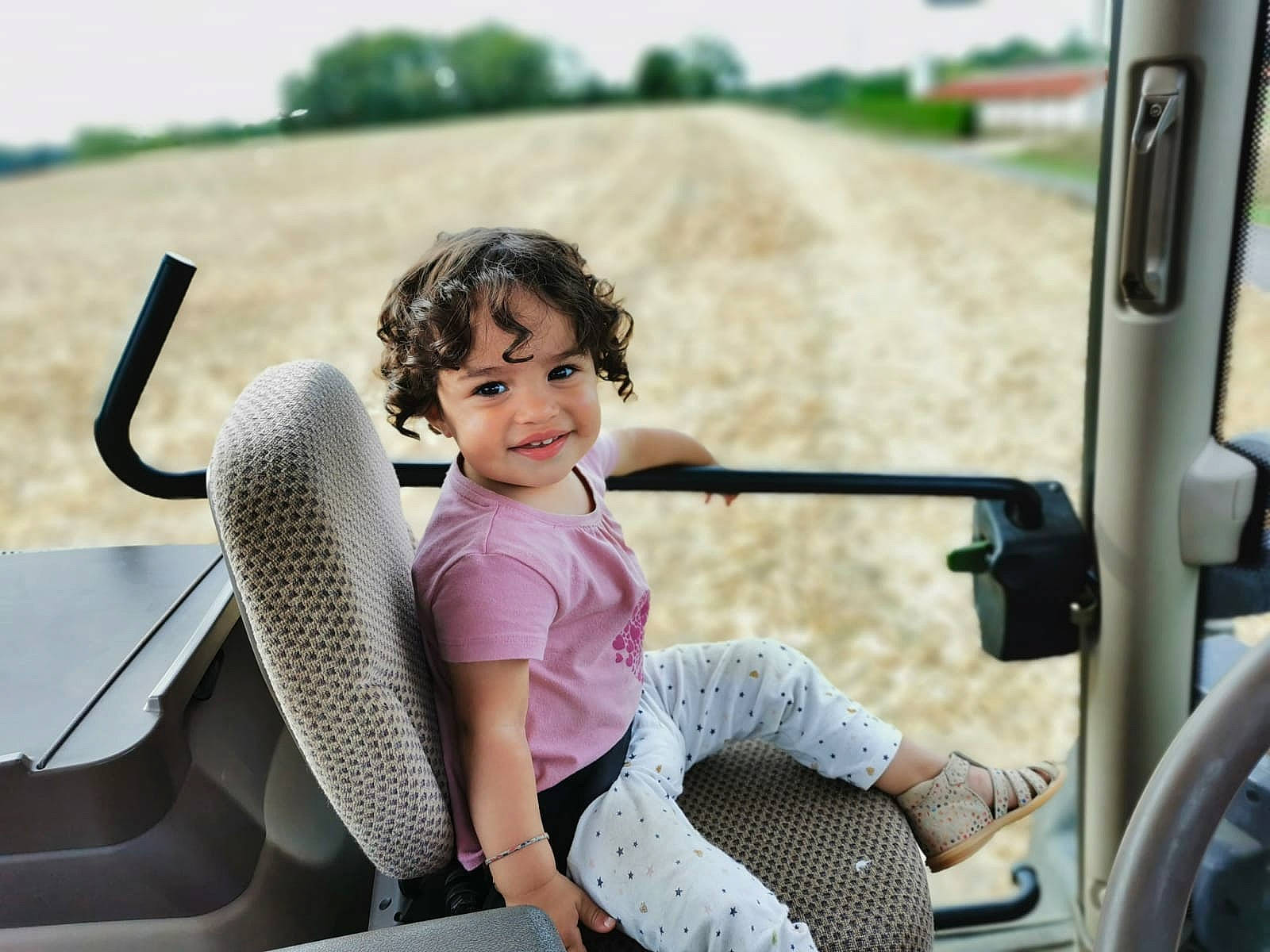 Anaya participe au concours pour gagner de l'argent avec cette photo : auto_part, automotive_mirror, automotive_tire, fun, grass, happy, joy, leisure, mammal, mode_of_transport, motor_vehicle, person, photograph, smile, steering_wheel, summer, toddler, travel, tree, vehicle