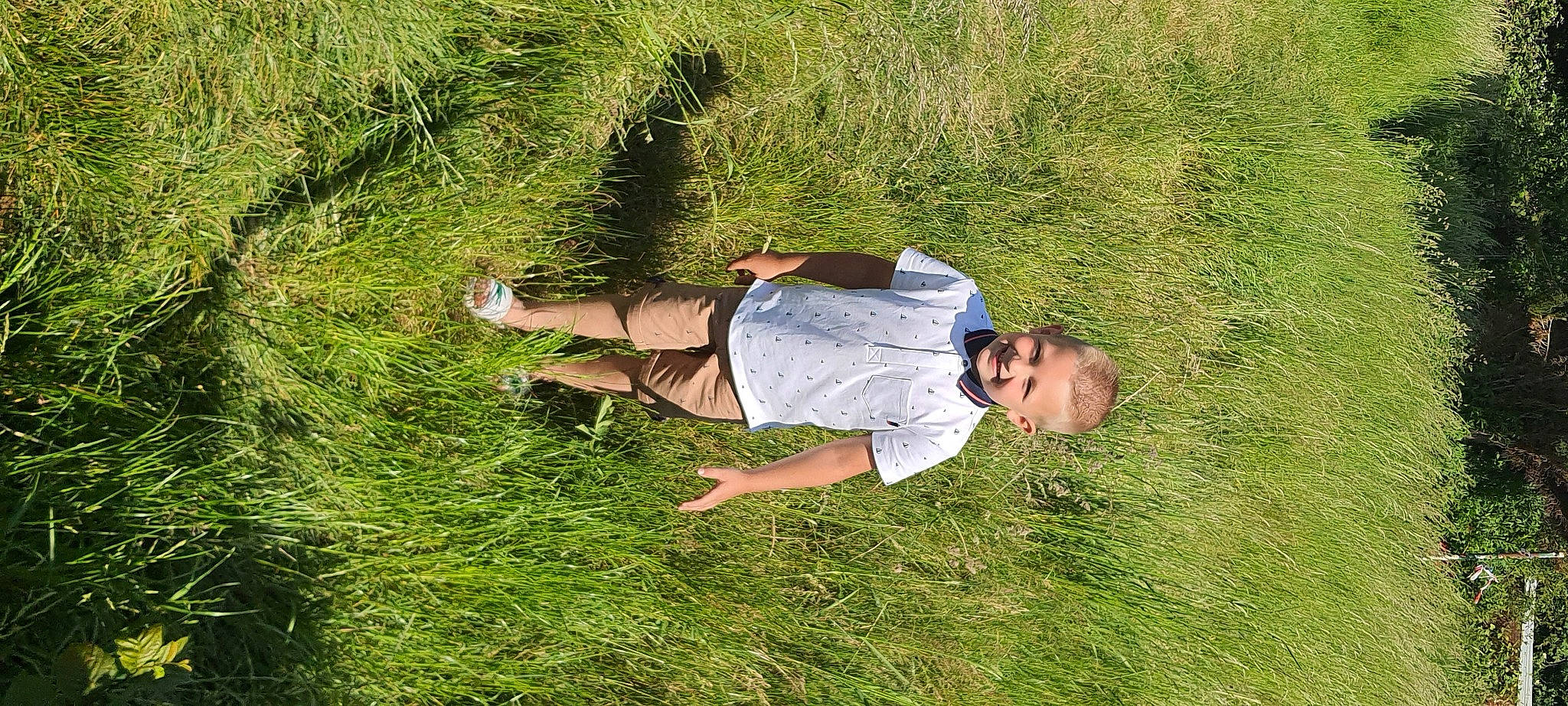 Tiziano a rejoint le concours — aidez-le/la à gagner de superbes lots ! ecoregion, grass, grass_family, grassland, groundcover, happy, hat, joy, landscape, lawn, leg, leisure, meadow, pasture, people_in_nature, person, plant, plant_community, prairie, shirt