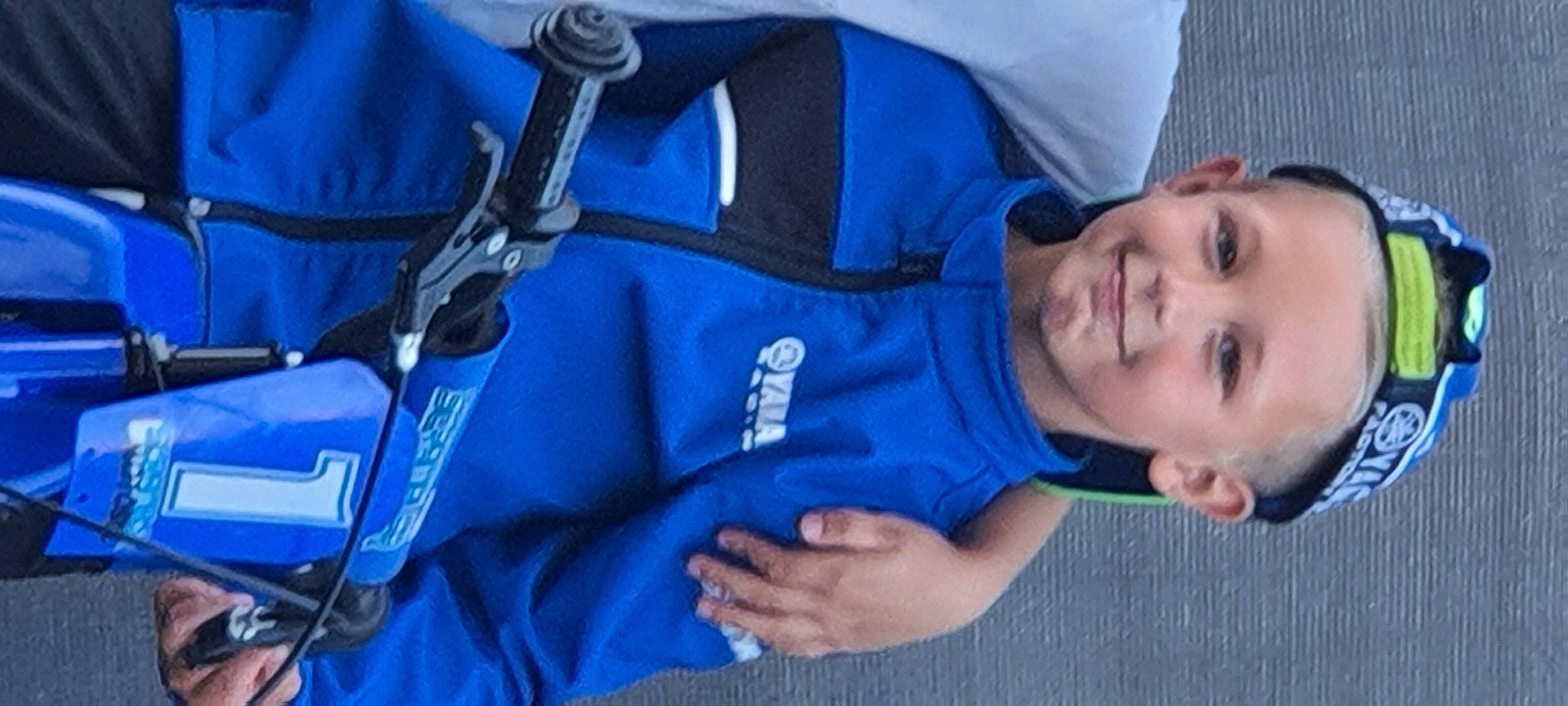 Tiziano participe au concours pour gagner de l'argent avec cette photo : azure, baby, baby_products, baby_toddler_clothing, bag, car_seat, child, comfort, elbow, electric_blue, eye, gesture, head, headwear, joy, person, personal_protective_equipment, sitting, sleeve, thumb