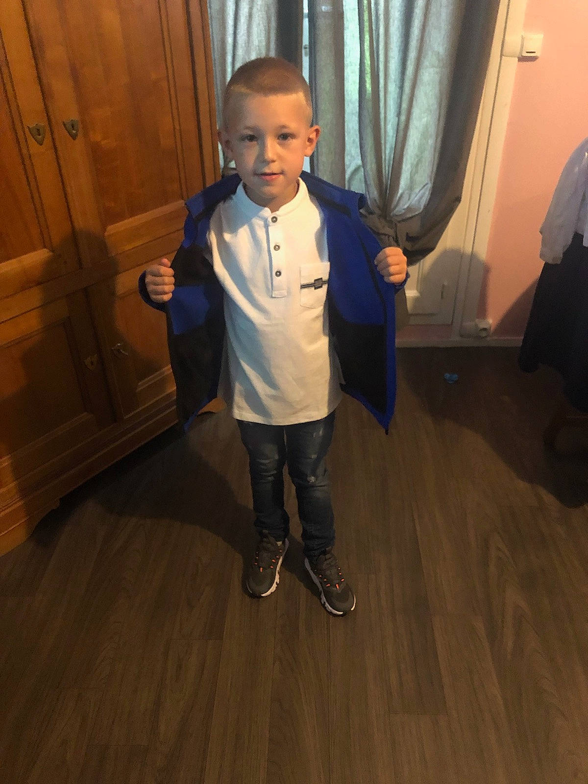 Tiziano participe au concours pour gagner de l'argent avec cette photo : blazer, curtain, denim, door, electric_blue, floor, flooring, formal_wear, hardwood, laminate_flooring, leg, person, sleeve, smile, sneakers, suit, toddler, varnish, wood, wood_flooring