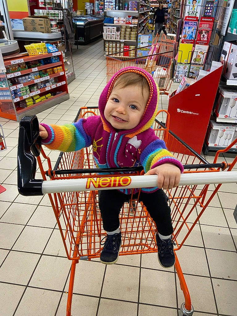 Shayna a rejoint le concours — aidez-le/la à gagner de superbes lots ! cart, chair, child, convenience_store, customer, fun, furniture, happy, joy, leisure, person, photograph, product, publication, retail, shelf, shelving, shopping, shopping_cart, smile